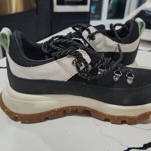 Stylish Black and White Fit Flop Women's Hiking Shoes